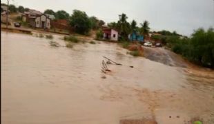 Chuva deixa povoado de Carnaba isolado, em Euclides da Cunha.